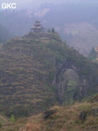 Le site de la pagode de l'arche du dragon au pied de laquelle s'ouvre Longqiaogedong (Grotte de la pagode de l'arche du dragon) 龙桥阁洞 une entrée du réseau de Longnudong 龙女洞. (Shipin, Zheng'an 正安, Zunyi Shi 遵义市, Guizhou 贵州省, Chine 中国)