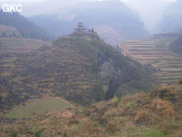 Le site de la pagode de l'arche du dragon au pied de laquelle s'ouvre Longqiaogedong (Grotte de la pagode de l'arche du dragon) 龙桥阁洞 une entrée du réseau de Longnudong 龙女洞. (Shipin, Zheng'an 正安, Zunyi Shi 遵义市, Guizhou 贵州省, Chine 中国)