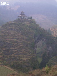 Le site de la pagode de l'arche du dragon au pied de laquelle s'ouvre Longqiaogedong (Grotte de la pagode de l'arche du dragon) 龙桥阁洞 une entrée du réseau de Longnudong 龙女洞. (Shipin, Zheng'an 正安, Zunyi Shi 遵义市, Guizhou 贵州省, Chine 中国)