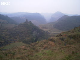 Le site de la pagode de l'arche du dragon au pied de laquelle s'ouvre Longqiaogedong (Grotte de la pagode de l'arche du dragon) 龙桥阁洞 une entrée du réseau de Longnudong 龙女洞. (Shipin, Zheng'an 正安, Zunyi Shi 遵义市, Guizhou 贵州省, Chine 中国)