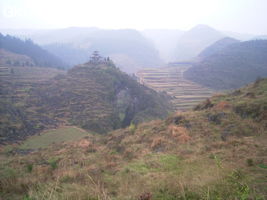 Le site de la pagode de l'arche du dragon au pied de laquelle s'ouvre Longqiaogedong (Grotte de la pagode de l'arche du dragon) 龙桥阁洞 une entrée du réseau de Longnudong 龙女洞. (Shipin, Zheng'an 正安, Zunyi Shi 遵义市, Guizhou 贵州省, Chine 中国)