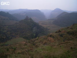 Le site de la pagode de l'arche du dragon au pied de laquelle s'ouvre Longqiaogedong (Grotte de la pagode de l'arche du dragon) 龙桥阁洞 une entrée du réseau de Longnudong 龙女洞. (Shipin, Zheng'an 正安, Zunyi Shi 遵义市, Guizhou 贵州省, Chine 中国)