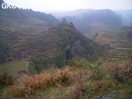 Le site de la pagode de l'arche du dragon au pied de laquelle s'ouvre Longqiaogedong (Grotte de la pagode de l'arche du dragon) 龙桥阁洞 une entrée du réseau de Longnudong 龙女洞. (Shipin, Zheng'an 正安, Zunyi Shi 遵义市, Guizhou 贵州省, Chine 中国)