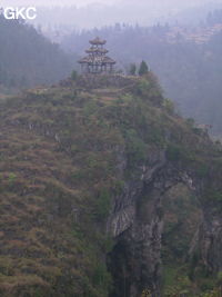 Le site de la pagode de l'arche du dragon au pied de laquelle s'ouvre Longqiaogedong (Grotte de la pagode de l'arche du dragon) 龙桥阁洞 une entrée du réseau de Longnudong 龙女洞. (Shipin, Zheng'an 正安, Zunyi Shi 遵义市, Guizhou 贵州省, Chine 中国)