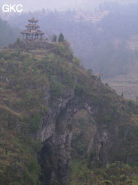 Le site de la pagode de l'arche du dragon au pied de laquelle s'ouvre Longqiaogedong (Grotte de la pagode de l'arche du dragon) 龙桥阁洞 une entrée du réseau de Longnudong 龙女洞. (Shipin, Zheng'an 正安, Zunyi Shi 遵义市, Guizhou 贵州省, Chine 中国)