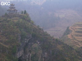 Le site de la pagode de l'arche du dragon au pied de laquelle s'ouvre Longqiaogedong (Grotte de la pagode de l'arche du dragon) 龙桥阁洞 une entrée du réseau de Longnudong 龙女洞. (Shipin, Zheng'an 正安, Zunyi Shi 遵义市, Guizhou 贵州省, Chine 中国)