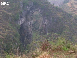 Le pont naturel de l'arche du dragon au pied de laquelle s'ouvre Longqiaogedong (Grotte de la pagode de l'arche du dragon) 龙桥阁洞 une entrée du réseau de Longnudong 龙女洞. (Shipin, Zheng'an 正安, Zunyi Shi 遵义市, Guizhou 贵州省, Chine 中国)