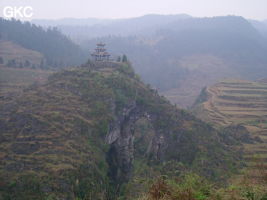 Le site de la pagode de l'arche du dragon au pied de laquelle s'ouvre Longqiaogedong (Grotte de la pagode de l'arche du dragon) 龙桥阁洞 une entrée du réseau de Longnudong 龙女洞. (Shipin, Zheng'an 正安, Zunyi Shi 遵义市, Guizhou 贵州省, Chine 中国)