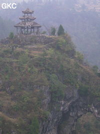 Le site de la pagode de l'arche du dragon au pied de laquelle s'ouvre Longqiaogedong (Grotte de la pagode de l'arche du dragon) 龙桥阁洞 une entrée du réseau de Longnudong 龙女洞. (Shipin, Zheng'an 正安, Zunyi Shi 遵义市, Guizhou 贵州省, Chine 中国)