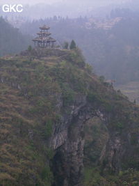 Le site de la pagode de l'arche du dragon au pied de laquelle s'ouvre Longqiaogedong (Grotte de la pagode de l'arche du dragon) 龙桥阁洞 une entrée du réseau de Longnudong 龙女洞. (Shipin, Zheng'an 正安, Zunyi Shi 遵义市, Guizhou 贵州省, Chine 中国)