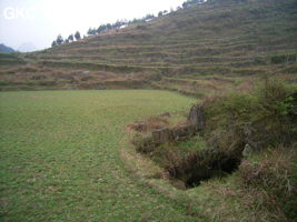 L'entrée du réseau de Longnudong 龙女洞 se situe au bord d'un petit ouvala. (Shipin, Zheng'an, Zunyi, Guizhou)