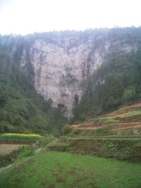 Les entrées en falaise de la grotte de Baiyangou (grotte de la falaise blanche) 白岩沟 (Shipin, Zheng'an, Guizhou)