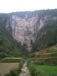 Les entrées en falaise de la grotte de Baiyangou (grotte de la falaise blanche) 白岩沟 (Shipin, Zheng'an, Guizhou)