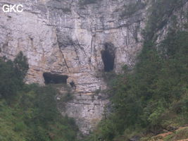 Les entrées en falaise de la grotte de Baiyangou (grotte de la falaise blanche) 白岩沟 (Shipin, Zheng'an, Guizhou)