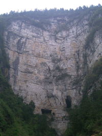 Les entrées en falaise de la grotte de Baiyangou (grotte de la falaise blanche) 白岩沟 (Shipin, Zheng'an, Guizhou)