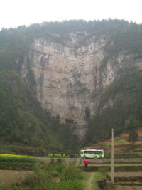 Les entrées en falaise de la grotte de Baiyangou (grotte de la falaise blanche) 白岩沟 (Shipin, Zheng'an, Guizhou)