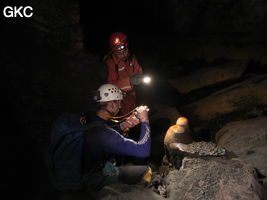 Stalagmite teintée de rouge par les oxydes de fer, Grotte de Lingshandong 灵山洞 - réseau de Mawangdong 麻王洞 - (Fuyan, Zheng'an 正安, Zunyi Shi 遵义市, Guizhou 贵州省, Chine 中国)