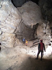 Bloc coincé dans Le Grand Méandre, Grotte de Lingshandong 灵山洞 - réseau de Mawangdong 麻王洞 - (Fuyan, Zheng'an 正安, Zunyi Shi 遵义市, Guizhou 贵州省, Chine 中国)