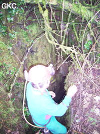 Robert Peyron au puits d'entrée de la grotte de Meidongwan 煤洞湾 (réseau de Mawangdong 麻王洞. (Fuyuan, Zheng'an, Zunyi, Guizhou)