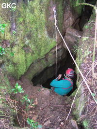 Robert Peyron au puits d'entrée de la grotte de Meidongwan 煤洞湾 (réseau de Mawangdong 麻王洞. (Fuyuan, Zheng'an, Zunyi, Guizhou)