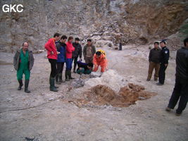 La grotte de Shihuiyaodong 石灰窑洞 s'ouvre par un étroit orifﬁce au milieu d'une carrière située en bord de route peu avant le village de Shihuiyao. L'entrée bouchée pour raison de sécurité (car elle débouche directement sur un puits en cloche de plus de 30 m). Donc chaque campagne d'exploration donne lieu à un gros travail de réouverture de la cavité(Banzhu, Zheng'an, Guizhou)