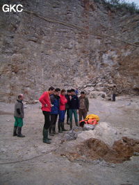 La grotte de Shihuiyaodong 石灰窑洞 s'ouvre par un étroit orifﬁce au milieu d'une carrière située en bord de route peu avant le village de Shihuiyao. L'entrée bouchée pour raison de sécurité (car elle débouche directement sur un puits en cloche de plus de 30 m). Donc chaque campagne d'exploration donne lieu à un gros travail de réouverture de la cavité(Banzhu, Zheng'an, Guizhou)