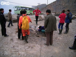 La grotte de Shihuiyaodong 石灰窑洞 s'ouvre par un étroit orifﬁce au milieu d'une carrière située en bord de route peu avant le village de Shihuiyao. 