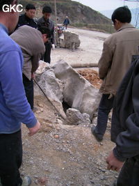 La grotte de Shihuiyaodong 石灰窑洞 s'ouvre par un étroit orifﬁce au milieu d'une carrière située en bord de route peu avant le village de Shihuiyao. L'entrée bouchée pour raison de sécurité (car elle débouche directement sur un puits en cloche de plus de 30 m). Donc chaque campagne d'exploration donne lieu à un gros travail de réouverture de la cavité (Banzhu, Zheng'an, Guizhou)