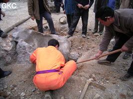 La grotte de Shihuiyaodong 石灰窑洞 s'ouvre par un étroit orifﬁce au milieu d'une carrière située en bord de route peu avant le village de Shihuiyao. L'entrée bouchée pour raison de sécurité (car elle débouche directement sur un puits en cloche de plus de 30 m). Donc chaque campagne d'exploration donne lieu à un gros travail de réouverture de la cavité(Banzhu, Zheng'an, Guizhou)