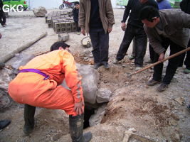La grotte de Shihuiyaodong 石灰窑洞 s'ouvre par un étroit orifﬁce au milieu d'une carrière située en bord de route peu avant le village de Shihuiyao. L'entrée bouchée pour raison de sécurité (car elle débouche directement sur un puits en cloche de plus de 30 m). Donc chaque campagne d'exploration donne lieu à un gros travail de réouverture de la cavité(Banzhu, Zheng'an, Guizhou)