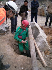 Robert Peyron, descente dans le puits d'entrée de la grotte de Shihuiyaodong 石灰窑洞 qui s'ouvre par un étroit oriﬁce au milieu d'une carrière située en bord de route peu avant le village de Shihuiyao. (Banzhu, Zheng'an, Guizhou)