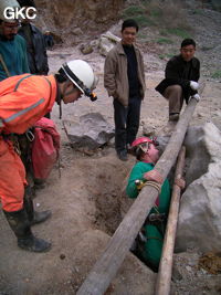 Robert Peyron, descente dans le puits d'entrée de la grotte de Shihuiyaodong 石灰窑洞 qui s'ouvre par un étroit oriﬁce au milieu d'une carrière située en bord de route peu avant le village de Shihuiyao. (Banzhu, Zheng'an, Guizhou)