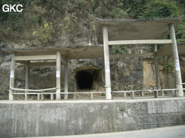 L'entrée de Lengfengdong 冷风洞 en bord de route. (Wenquan, Suiyang 绥阳, Zunyi, 遵义市 Guizhou 贵州省)