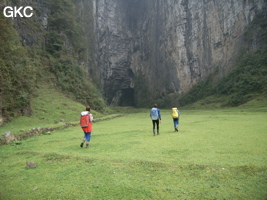 En approche vers le porche de la grotte de Dadong 大洞 (Wenquan, Suiyang 绥阳, Zunyi, 遵义市 Guizhou 贵州省)