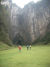 En approche vers le porche de la grotte de Dadong 大洞 (Wenquan, Suiyang 绥阳, Zunyi, 遵义市 Guizhou 贵州省)