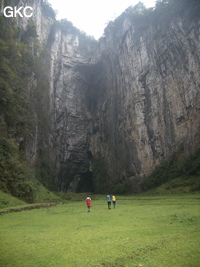 En approche vers le porche de la grotte de Dadong 大洞 (Wenquan, Suiyang 绥阳, Zunyi, 遵义市 Guizhou 贵州省)