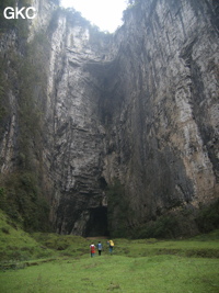 En approche vers le porche de la grotte de Dadong 大洞 (Wenquan, Suiyang 绥阳, Zunyi, 遵义市 Guizhou 贵州省)