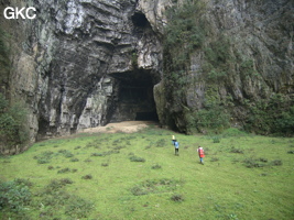 En approche vers le porche de la grotte de Dadong 大洞 (Wenquan, Suiyang 绥阳, Zunyi, 遵义市 Guizhou 贵州省)