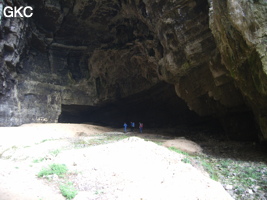 Sous le porche de la grotte de Dadong 大洞 (Wenquan, Suiyang 绥阳, Zunyi, 遵义市 Guizhou 贵州省)