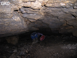 Passage bas juste après le porche d'entrée de la grotte de Dadong 大洞 (Wenquan, Suiyang 绥阳, Zunyi, 遵义市 Guizhou 贵州省)