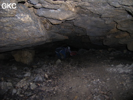 Passage bas juste après le porche d'entrée de la grotte de Dadong 大洞 (Wenquan, Suiyang 绥阳, Zunyi, 遵义市 Guizhou 贵州省)