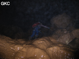 Progression sur coulée stalagmitique, grotte de Dadong 大洞 (Wenquan, Suiyang 绥阳, Zunyi, 遵义市 Guizhou 贵州省)