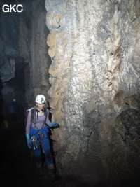 Une courte galerie en couloir mène à l'escalade de 10 m grotte de Dadong 大洞 (Wenquan, Suiyang 绥阳, Zunyi, 遵义市 Guizhou 贵州省).