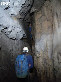 Une courte galerie en couloir mène à l'escalade de 10 m grotte de Dadong 大洞 (Wenquan, Suiyang 绥阳, Zunyi, 遵义市 Guizhou 贵州省).