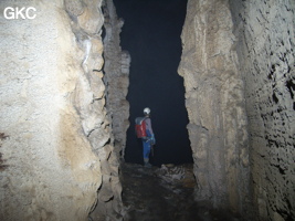 Une courte galerie en couloir mène à l'escalade de 10 m grotte de Dadong 大洞 (Wenquan, Suiyang 绥阳, Zunyi, 遵义市 Guizhou 贵州省).