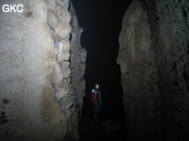 Une courte galerie en couloir mène à l'escalade de 10 m grotte de Dadong 大洞 (Wenquan, Suiyang 绥阳, Zunyi, 遵义市 Guizhou 贵州省).