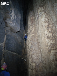 Escalade de 10 m qui mène au sommet du P90 grotte de Dadong 大洞 (Wenquan, Suiyang 绥阳, Zunyi, 遵义市 Guizhou 贵州省)