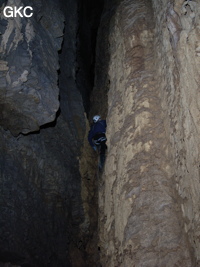 Escalade de 10 m qui mène au sommet du P90 grotte de Dadong 大洞 (Wenquan, Suiyang 绥阳, Zunyi, 遵义市 Guizhou 贵州省)