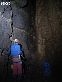 Escalade de 10 m qui mène au sommet du P90 grotte de Dadong 大洞 (Wenquan, Suiyang 绥阳, Zunyi, 遵义市 Guizhou 贵州省)