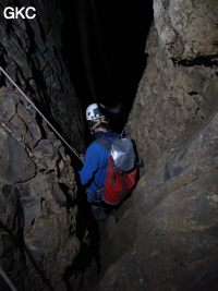 Goulotte sommitale du P90 grotte de Dadong 大洞 (Wenquan, Suiyang 绥阳, Zunyi, 遵义市 Guizhou 贵州省)